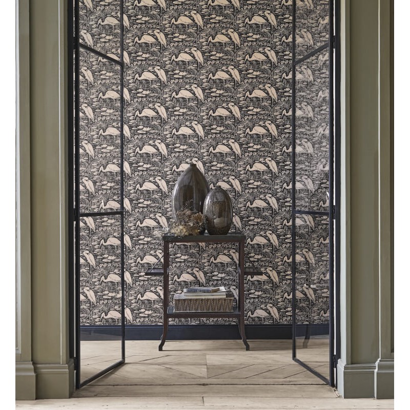 Vándormadarak a réten sötétkék alapon törtfehér design tapéta 89736500 (Babylone)