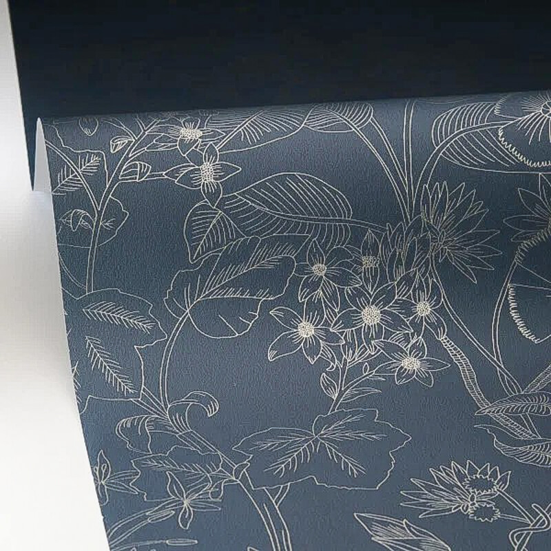 Sötétkék alapon bézs virágos tapéta 106606025 (Light)