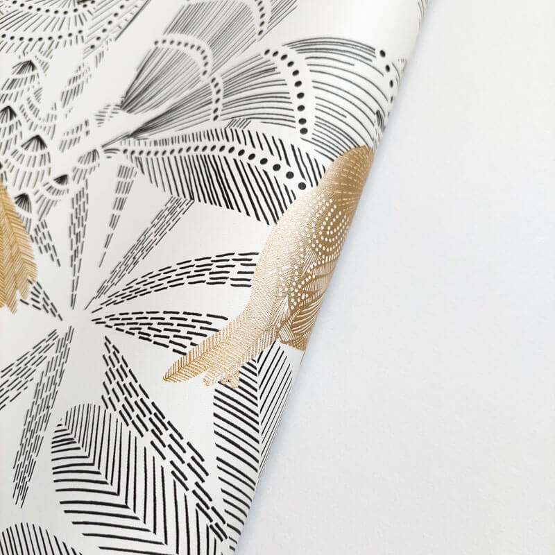 Trópusi növénymintás tapéta fehér alapon fekete és arany 104269911 (Moonlight 2)